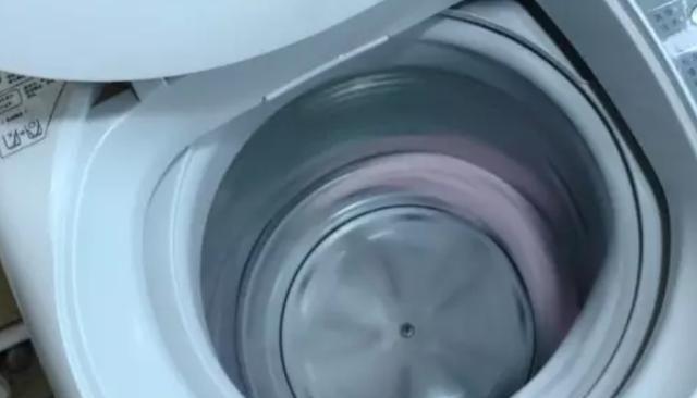 如何利用滚筒洗衣机进行衣物浸泡清洗（简单操作，让您的衣物焕然一新）