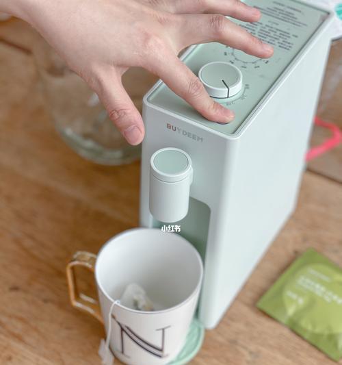 如何正确使用热饮水机进行清洗（让您的热饮水机保持清洁与卫生）