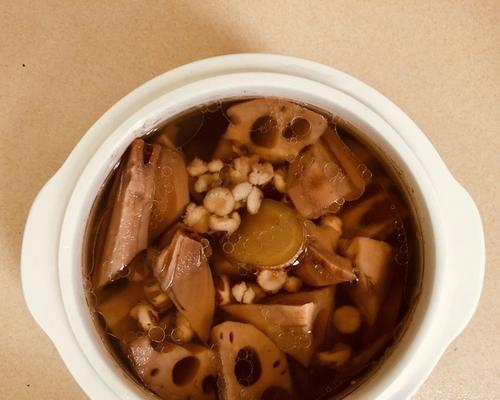 《以莲藕排骨汤为主题的营养健康食谱》（一碗暖身养胃的莲藕排骨汤）