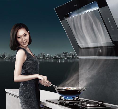 美女清洗油烟机，让厨房重新焕发光彩（以美女之手）