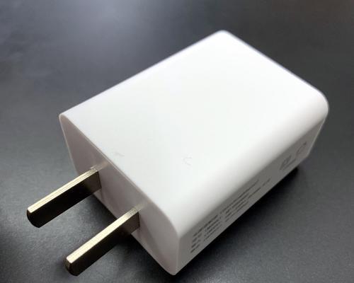 平板手机充电器通常包含哪些配件？使用时应注意哪些安全问题？