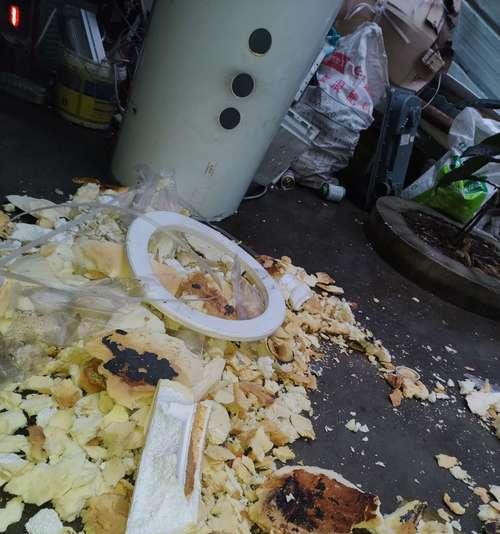 热水器内部出现脏物是什么原因？如何清理？
