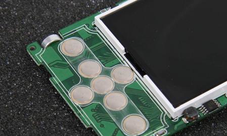 荣耀手机电池三个触点分别是什么？作用是什么？