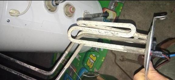 热水器加厚内胆拆卸步骤是什么？