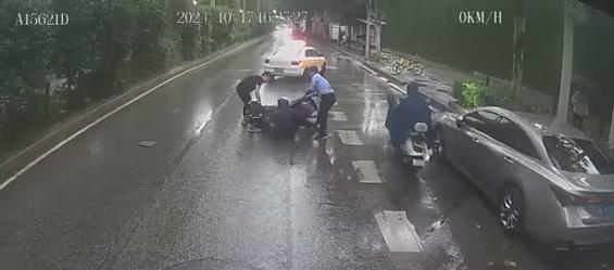 看到电瓶车摔倒怎么办？紧急情况下的正确处理方法是什么？
