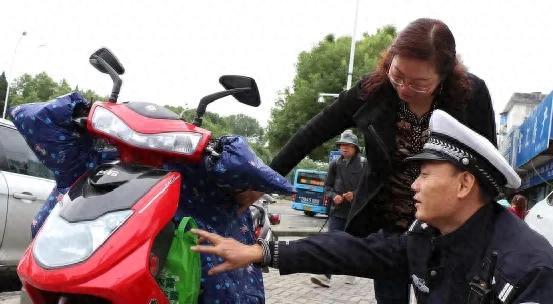 除了戴头盔，8月起，电动车、三轮车上路“3罚3禁”，处罚明确了