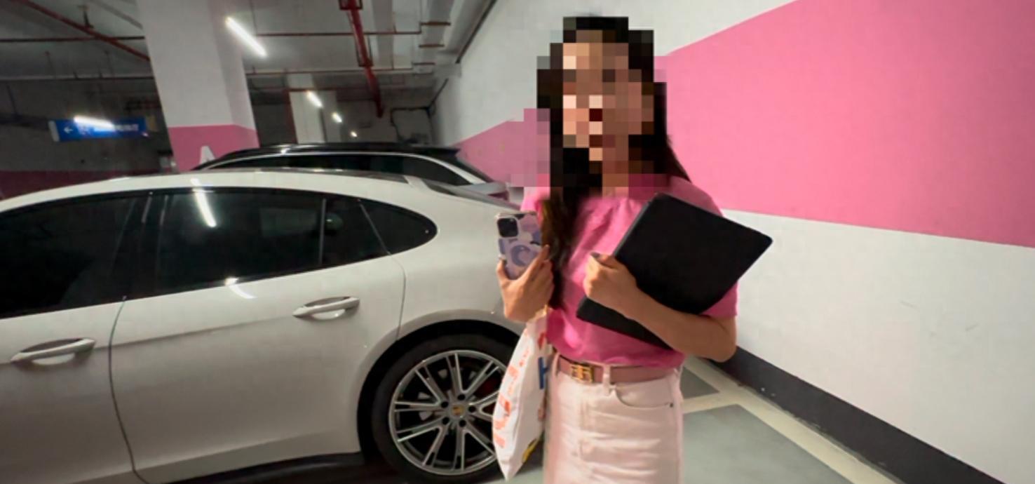 保时捷"采纳姐"，一车占两位反要道歉，身份被曝不一般，难怪嚣张