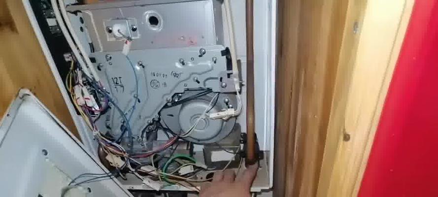 解决林内壁挂炉E4故障的有效方法（探索林内壁挂炉E4故障处理的关键步骤和技巧）