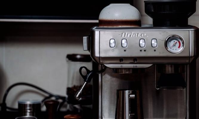 冬季咖啡机结冰问题的解决方法（如何应对咖啡机冻结问题及避免损坏）