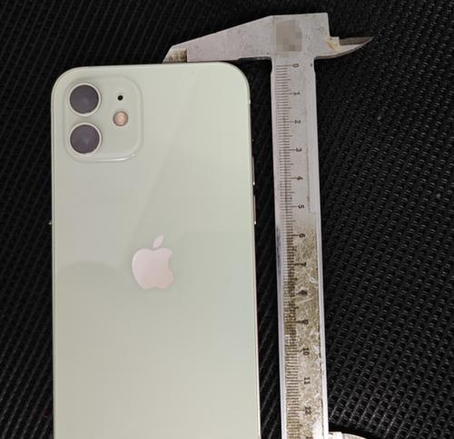 探索苹果12的尺寸之谜（从屏幕到机身）